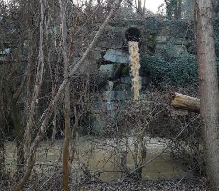 Liquame scuro e maleodorante nel torrente Orco a Rivarolo Canavese Liquame scuro e maleodorante nel torrente Orco a Rivarolo Canavese