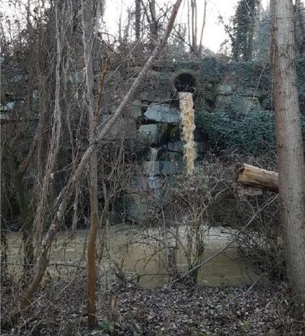 Liquame scuro e maleodorante nel torrente Orco a Rivarolo Canavese Liquame scuro e maleodorante nel torrente Orco a Rivarolo Canavese
