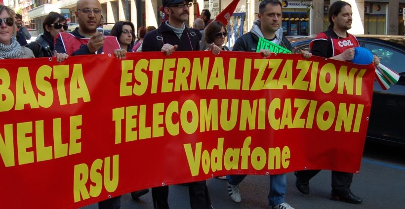 Vodafone ci riprova: annunciati 1130 esuberi in Italia Vodafone ci riprova: annunciati 1130 esuberi in Italia