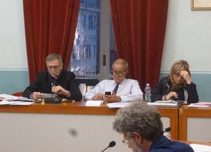 Mozione di sfiducia sul cda Guelpa: prime schermaglie all’interno della maggioranza eporediese, ma il “redde rationem” è rinviato Mozione di sfiducia sul cda Guelpa: prime schermaglie all’interno della maggioranza eporediese, ma il “redde rationem” è rinviato