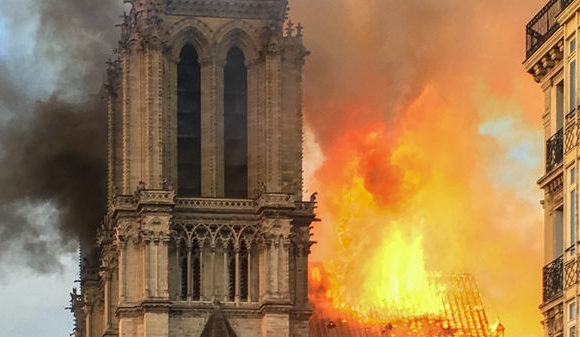 Fuoco su Notre-Dame, ovvero l’aberrazione della mente Fuoco su Notre-Dame, ovvero l’aberrazione della mente