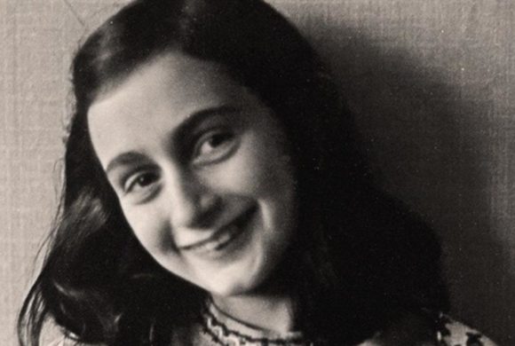 Le stesure originali del “Diario” di Anne Frank alla Libreria Mondadori Le stesure originali del “Diario” di Anne Frank alla Libreria Mondadori