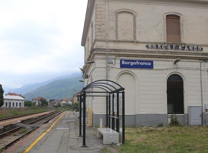 Trenitalia mette la “toppa”: ripristinate (per ora) tre fermate a Borgofranco Trenitalia mette la “toppa”: ripristinate (per ora) tre fermate a Borgofranco