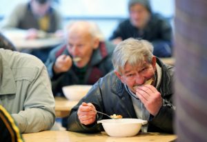 Besucher essen am Mittwoch (03.01.2007) in einer Berliner Suppenküche. Kanzleramtschef Thomas de Maiziere besuchte die Einrichtung und wollte damit freiwilligem Engagement mehr Aufmerksamkeit verschaffen. Täglich erhalten rund 300 bedürftige Besucher der Franziskaner-Einrichtung in Berlin-Pankow Essen. Foto: Gero Breloer dpa/lbn +++(c) dpa - Bildfunk+++