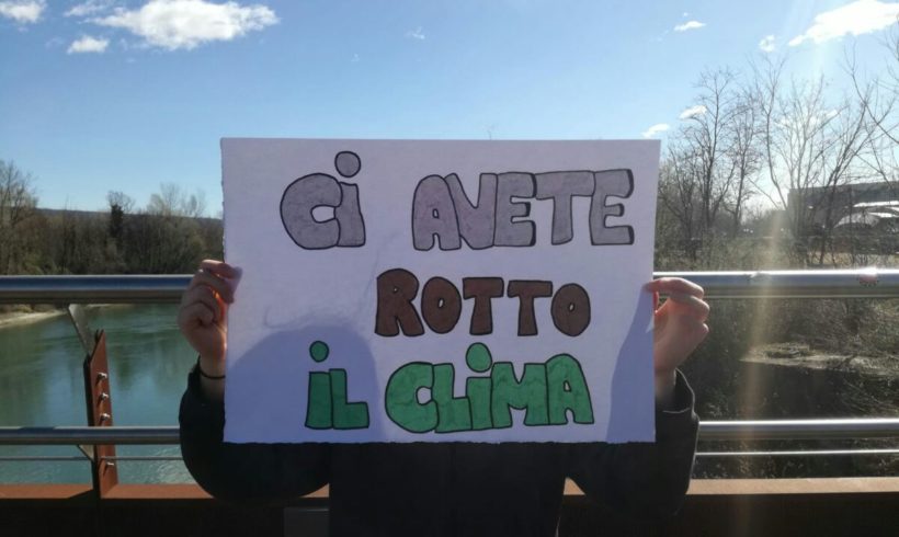 Agire! Scendere in piazza per avere un futuro – La lotta studentesca al cambiamento climatico Agire! Scendere in piazza per avere un futuro – La lotta studentesca al cambiamento climatico