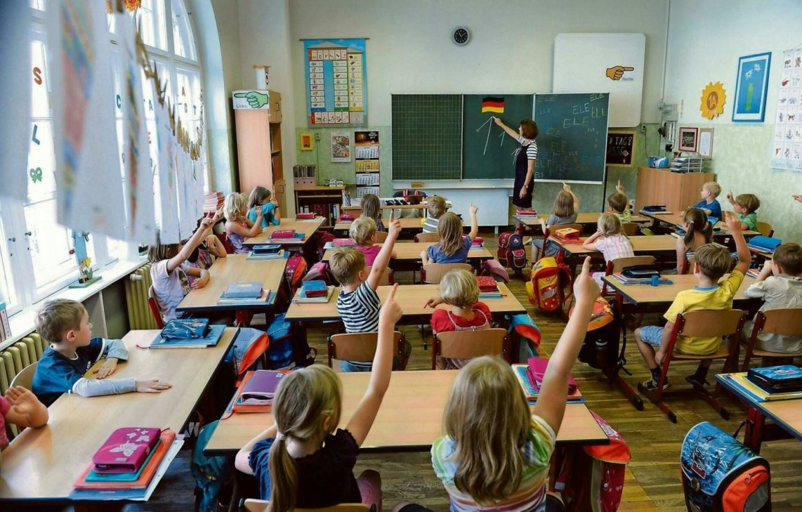 E' La Meta Di Tutti Gli Alunni Francesi Tutti gli alunni in aula - varieventuali - Rosse Torri