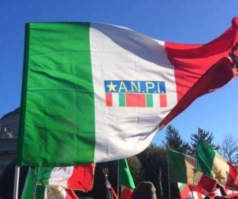 Con le riforme istituzionali si stravolge il modello sociale della Costituzione Con le riforme istituzionali si stravolge il modello sociale della Costituzione