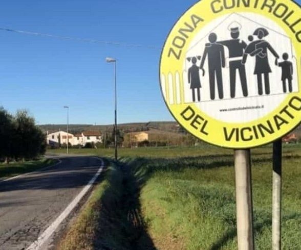 Dott. Stranaronda, ovvero come imparammo a preoccuparci troppo e amare i “gruppi di controllo del vicinato” Dott. Stranaronda, ovvero come imparammo a preoccuparci troppo e amare i “gruppi di controllo del vicinato”