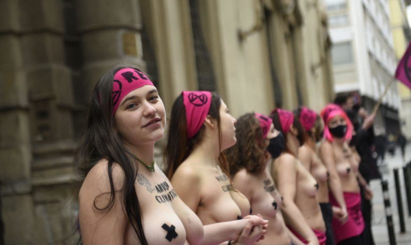Torino, nude al consiglio regionale: Extinction Rebellion si unisce alla mobilitazione dell’8 marzo