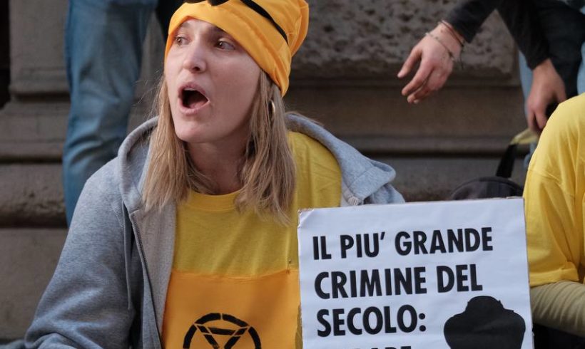 Extinction Rebellion torna in piazza a Torino contro la distruzione del clima Extinction Rebellion torna in piazza a Torino contro la distruzione del clima