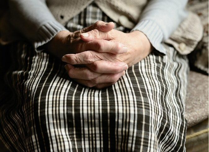 La Regione Piemonte tradisce gli anziani non-autosufficienti e le loro famiglie