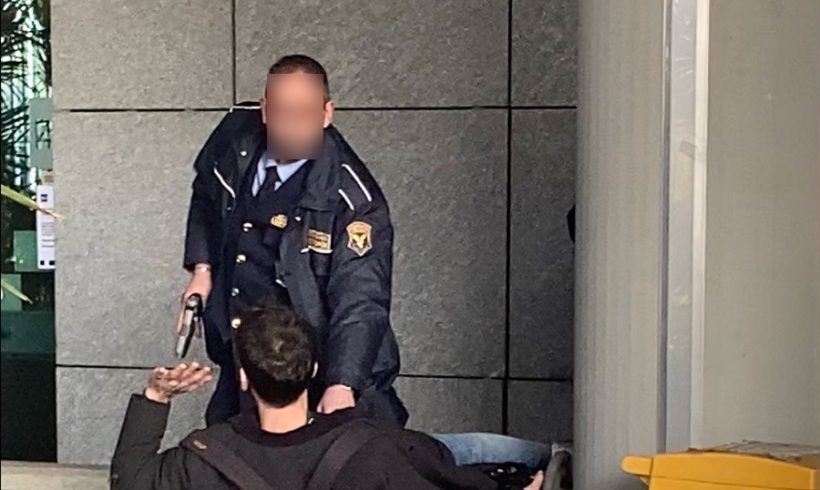 Hai una pistola in tasca o sei semplicemente felice di vedermi? Hai una pistola in tasca o sei semplicemente felice di vedermi?