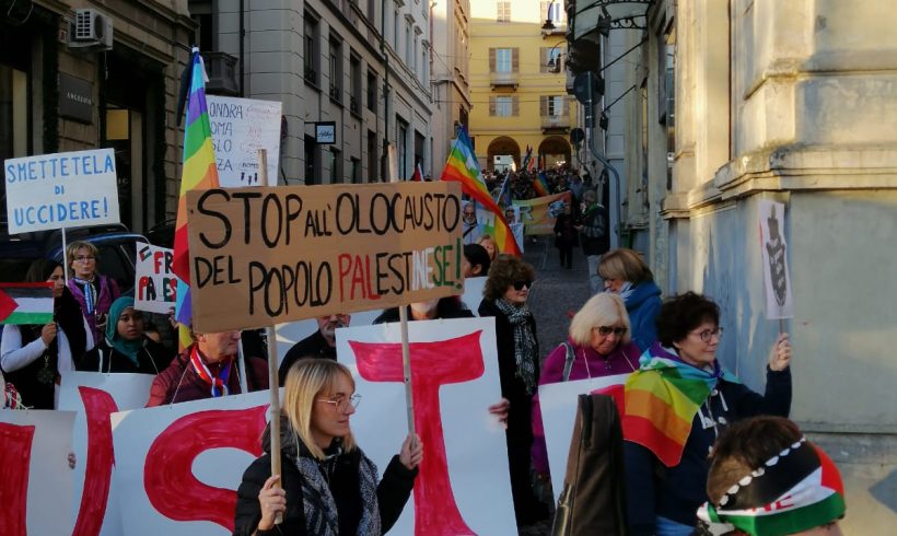 Un piccolo fiume umano contro il genocidio a Gaza Un piccolo fiume umano contro il genocidio a Gaza