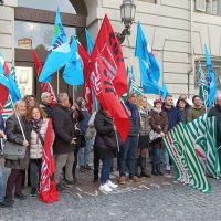 Le lavoratrici e i lavoratori Comdata in presidio davanti al comune