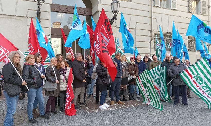 Le lavoratrici e i lavoratori Comdata in presidio davanti al comune
