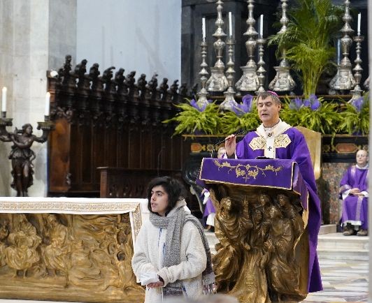Extinction Rebellion interrompe la messa al Duomo di Torino leggendo l’enciclica di Papa Francesco