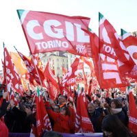 Piazze piene e adesioni in crescita allo sciopero generale indetto da CGIL e UIL