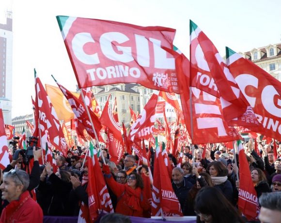 Piazze piene e adesioni in crescita allo sciopero generale indetto da CGIL e UIL